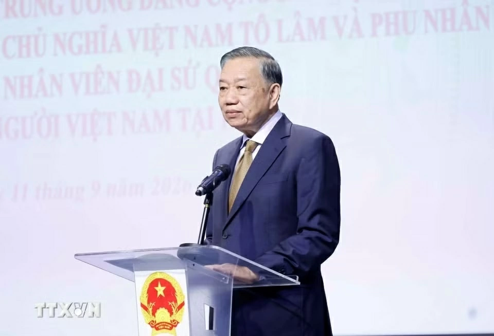 Tổng Bí thư, Chủ tịch nước Tô Lâm gặp gỡ cán bộ, nhân viên Đại sứ quán và đại điện cộng đồng người Việt Nam tại Pháp