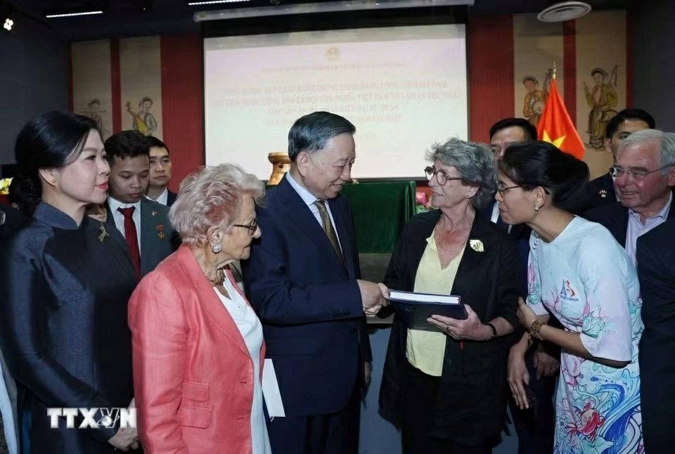 Tổng Bí thư, Chủ tịch nước Tô Lâm gặp gỡ cán bộ, nhân viên Đại sứ quán và đại điện cộng đồng người Việt Nam tại Pháp