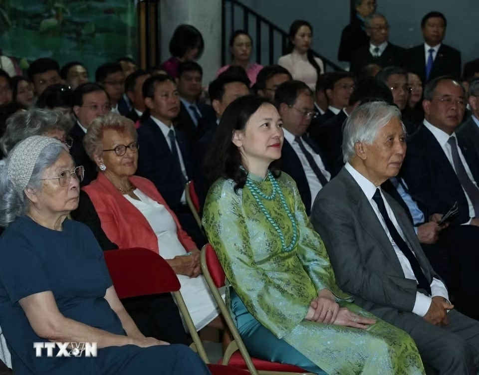 Tổng Bí thư, Chủ tịch nước Tô Lâm gặp gỡ cán bộ, nhân viên Đại sứ quán và đại điện cộng đồng người Việt Nam tại Pháp