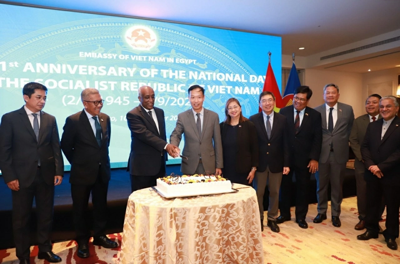 Đại sứ Nguyễn Nam Dương, Đại sứ Mohamed Abou Bakr Saleh, Thứ trưởng Ngoại giao Cộng hòa Arab Ai Cập cùng Đại sứ, đại diện ngoại giao các nước tại Lễ kỷ niệm. (Ảnh: Hoàng Nhương/TTXVN)