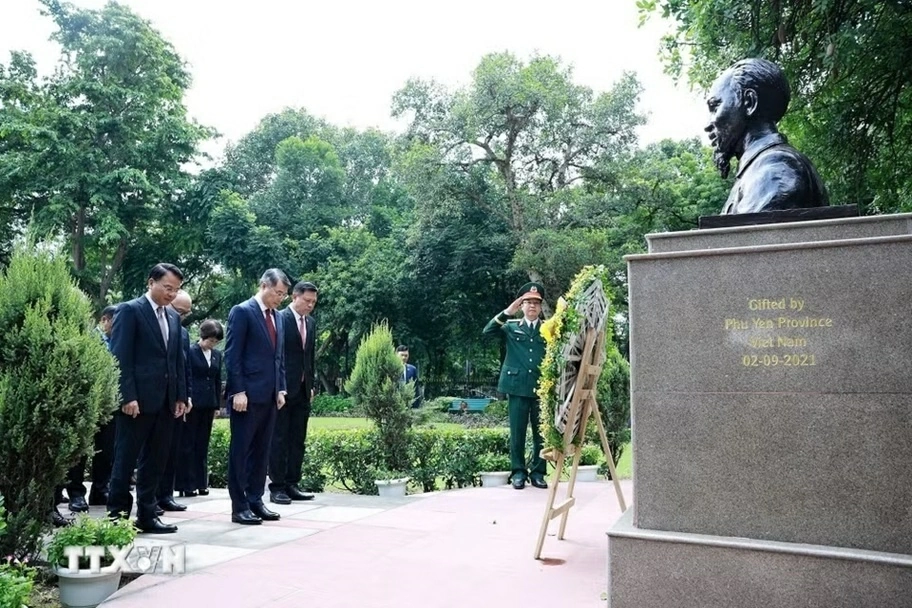 Thủ tướng Lê Minh Hưng dâng hương tại tượng Bác Hồ ở New Delhi, Ấn Độ