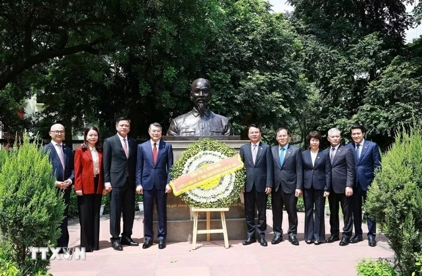 Thủ tướng Lê Minh Hưng dâng hương tại tượng Bác Hồ ở New Delhi, Ấn Độ