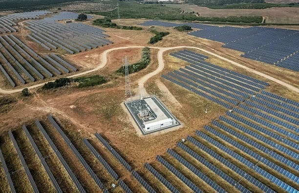 Trang trại điện mặt trời Las Rozas gần Seville, Tây Ban Nha, với hệ thống pin quang điện trải rộng trên khu vực rộng lớn.