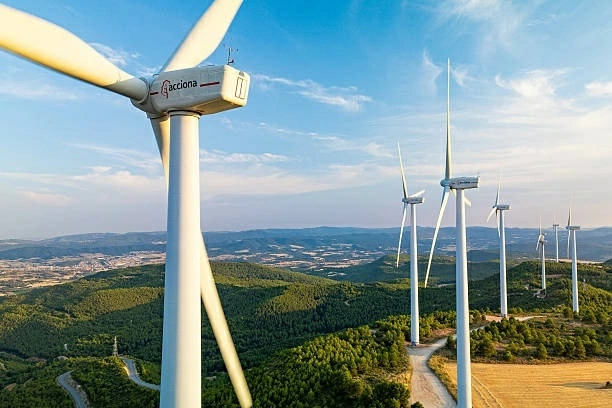 Cối xay gió tại một trang trại điện gió ở vùng Catalonia, Tây Ban Nha.