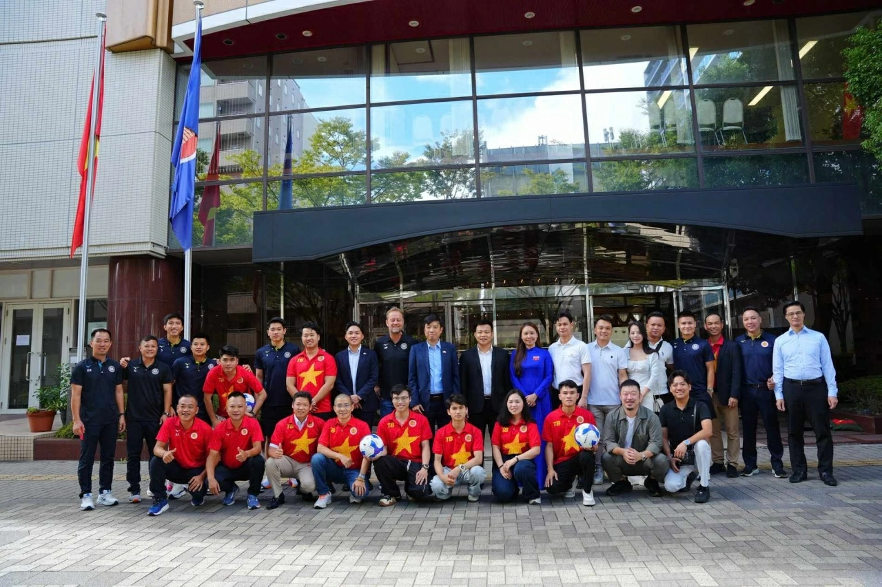 Đại diện Tổng Lãnh sự quán Việt Nam tại Osaka, Hiệp hội Người Việt Nam vùng Kansai và CLB Công an Hà Nội chụp ảnh lưu niệm tại chương trình giao lưu. Đại diện Tổng Lãnh sự quán Việt Nam tại Osaka, Hiệp hội Người Việt Nam vùng Kansai và CLB Công an Hà Nội chụp ảnh lưu niệm tại chương trình giao lưu.