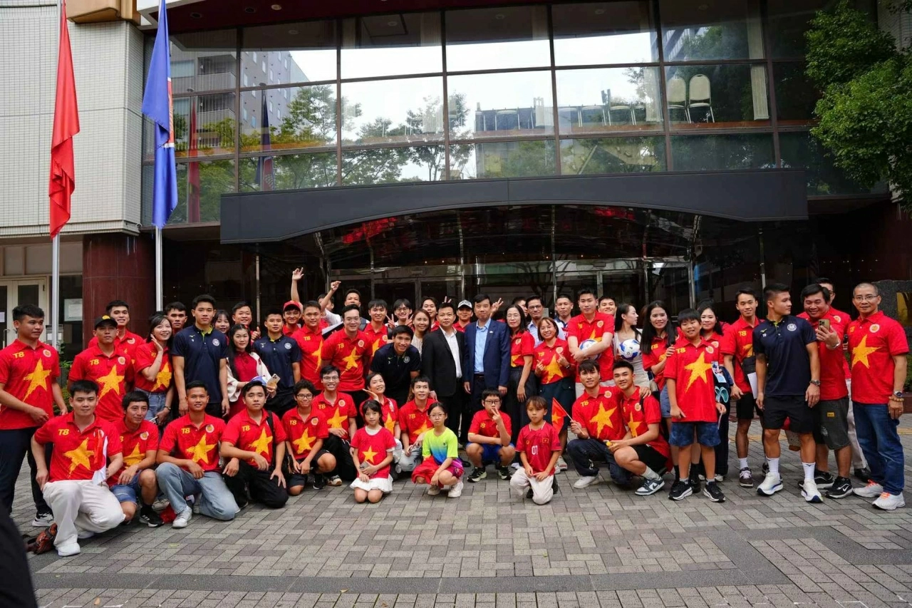 Người hâm mộ Việt Nam tại Kansai sẵn sàng đồng hành, tiếp sức CLB Công an Hà Nội trong trận đấu quan trọng với Gamba Osaka. Người hâm mộ Việt Nam tại Kansai sẵn sàng đồng hành, tiếp sức CLB Công an Hà Nội trong trận đấu quan trọng với Gamba Osaka.