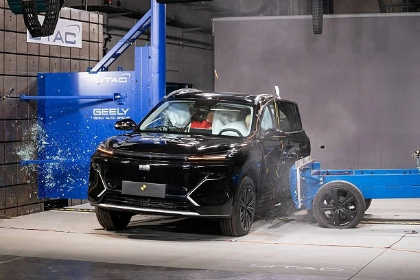 Mẫu xe Trung Quốc Geely Starray được thử nghiệm va chạm tại trung tâm UTAC ở Paris, Pháp. (Nguồn: Getty Images)