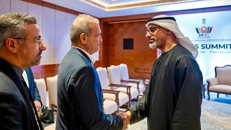 Thái tử Abu Dhabi Sheikh Khaled bin Mohamed bin Zayed Al Nahyan ngày 13/9 gặp Tổng thống Iran Masoud Pezeshkian bên lề Hội nghị thượng đỉnh BRICS tại Ấn Độ. (Nguồn: Abu Dhabi Media Office)