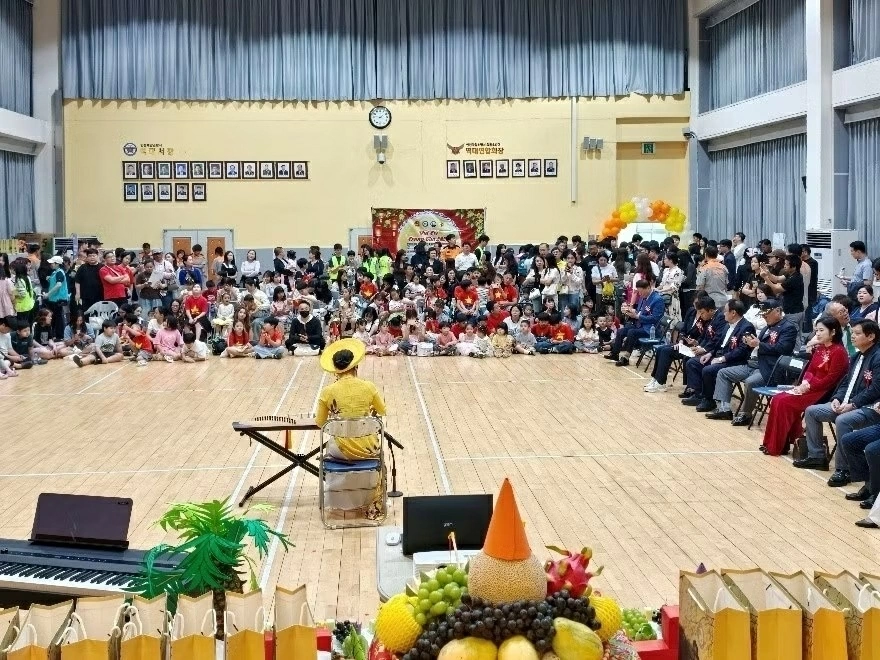 Các đại biểu và cộng đồng người Việt nghe biểu diễn đàn tranh.