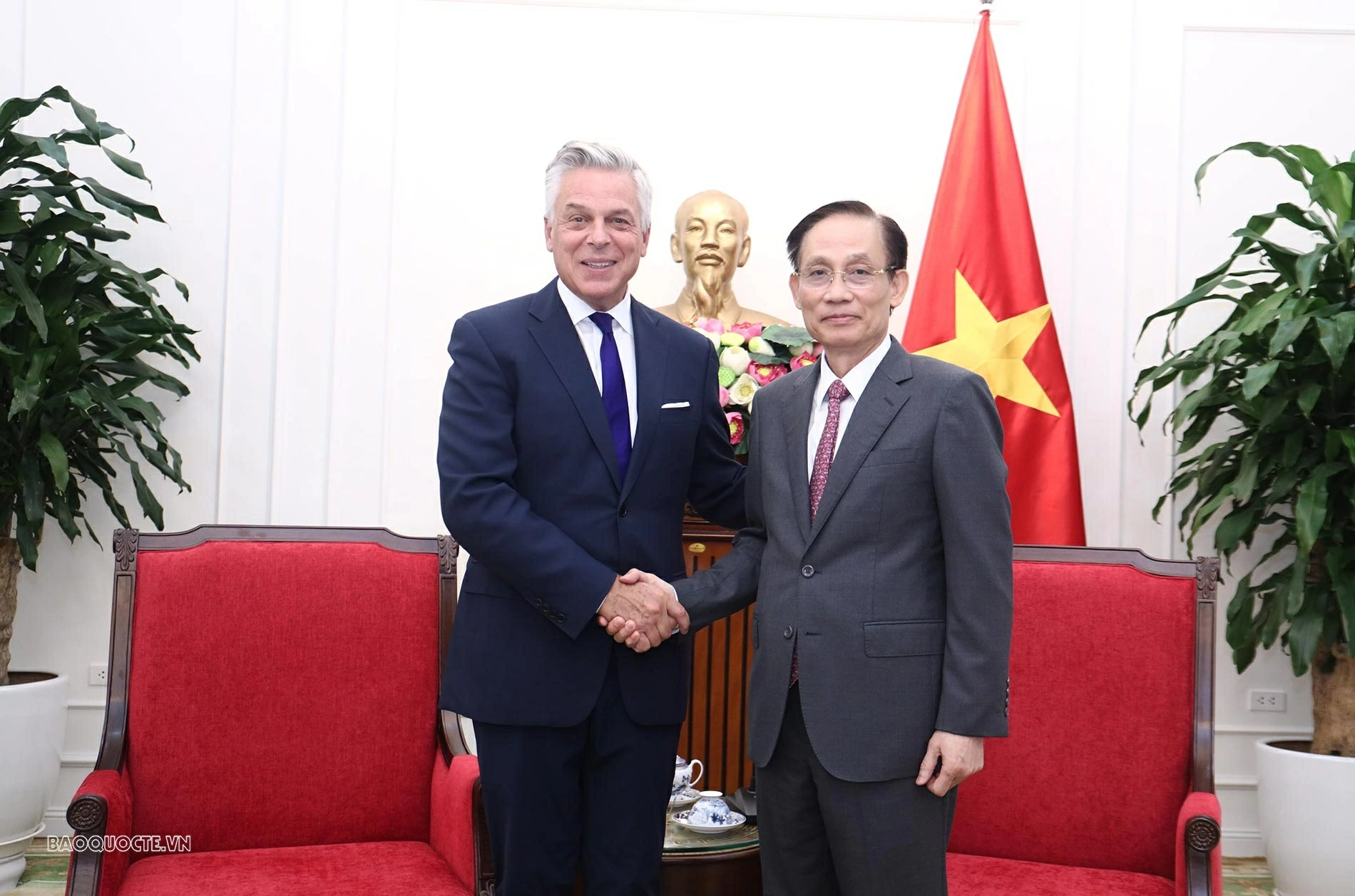 Uỷ viên Bộ Chính trị, Bộ trưởng Ngoại giao Lê Hoài Trung đã tiếp ông Jon M. Huntsman, Phó Chủ tịch kiêm Chủ tịch phụ trách Tăng trưởng Chiến lược Tập đoàn Mastercard. (Ảnh: Thành Long)