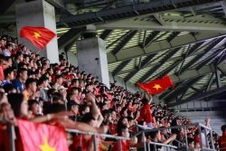 Đông đảo cổ động viên Việt Nam ở Osaka đội mưa cổ vũ CLB Công an Hà Nội