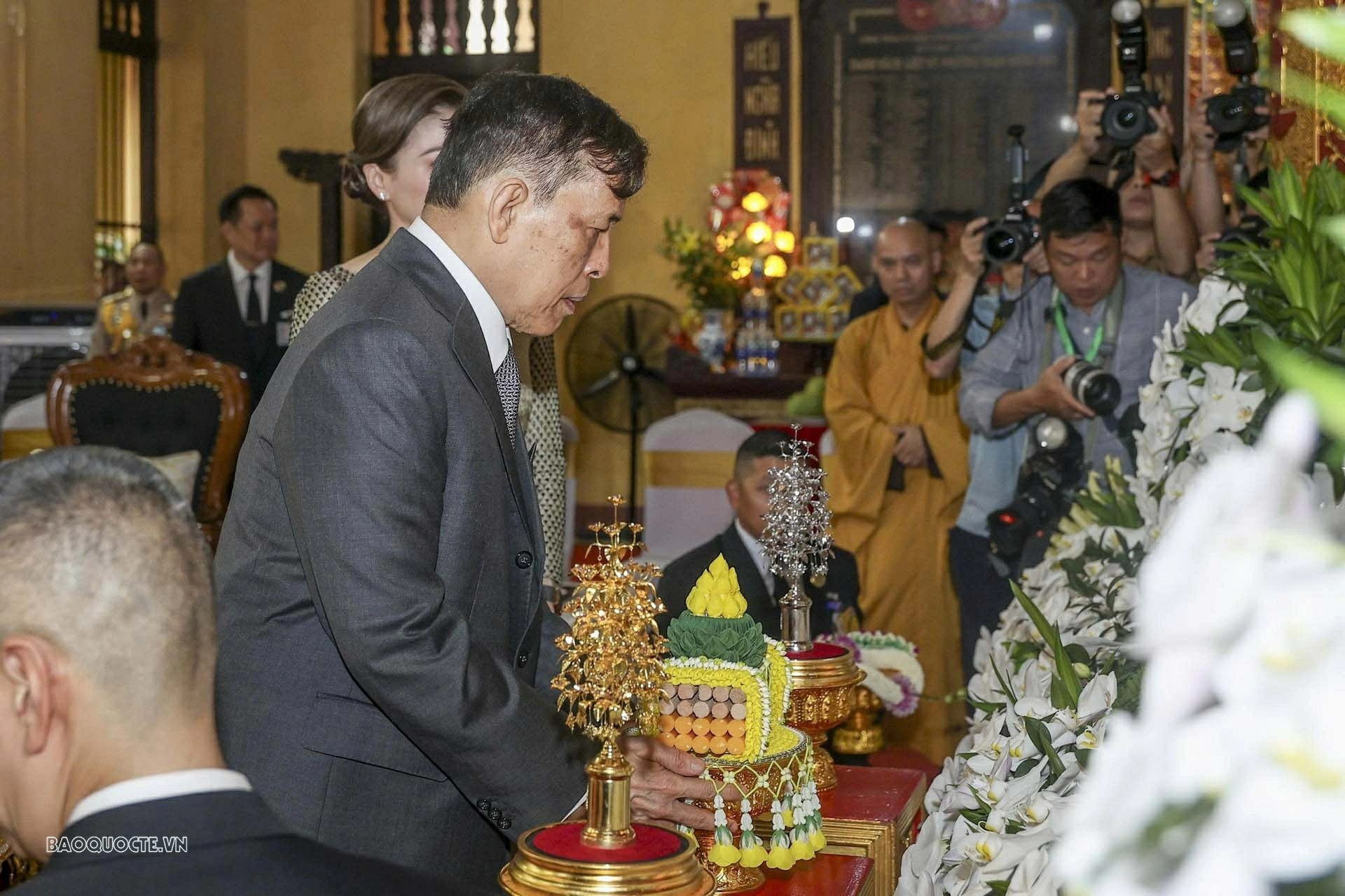 Nhà Vua Thái Lan Maha Vajiralongkorn và Hoàng hậu Suthida thăm chùa Quán Sứ