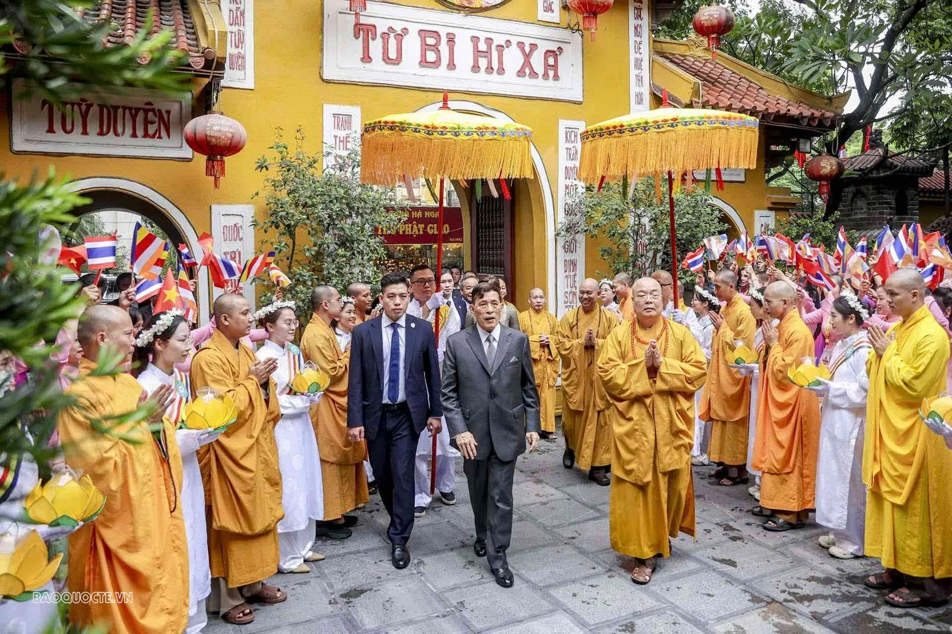 Nhà Vua Thái Lan Maha Vajiralongkorn và Hoàng hậu Suthida thăm chùa Quán Sứ