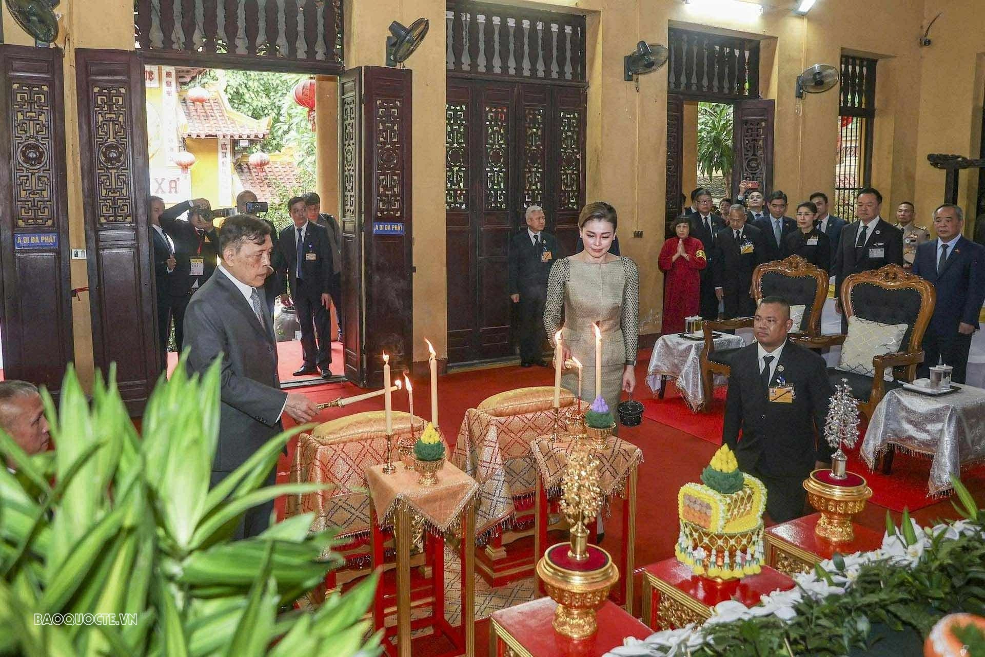 Nhà Vua Thái Lan Maha Vajiralongkorn và Hoàng hậu Suthida thăm chùa Quán Sứ
