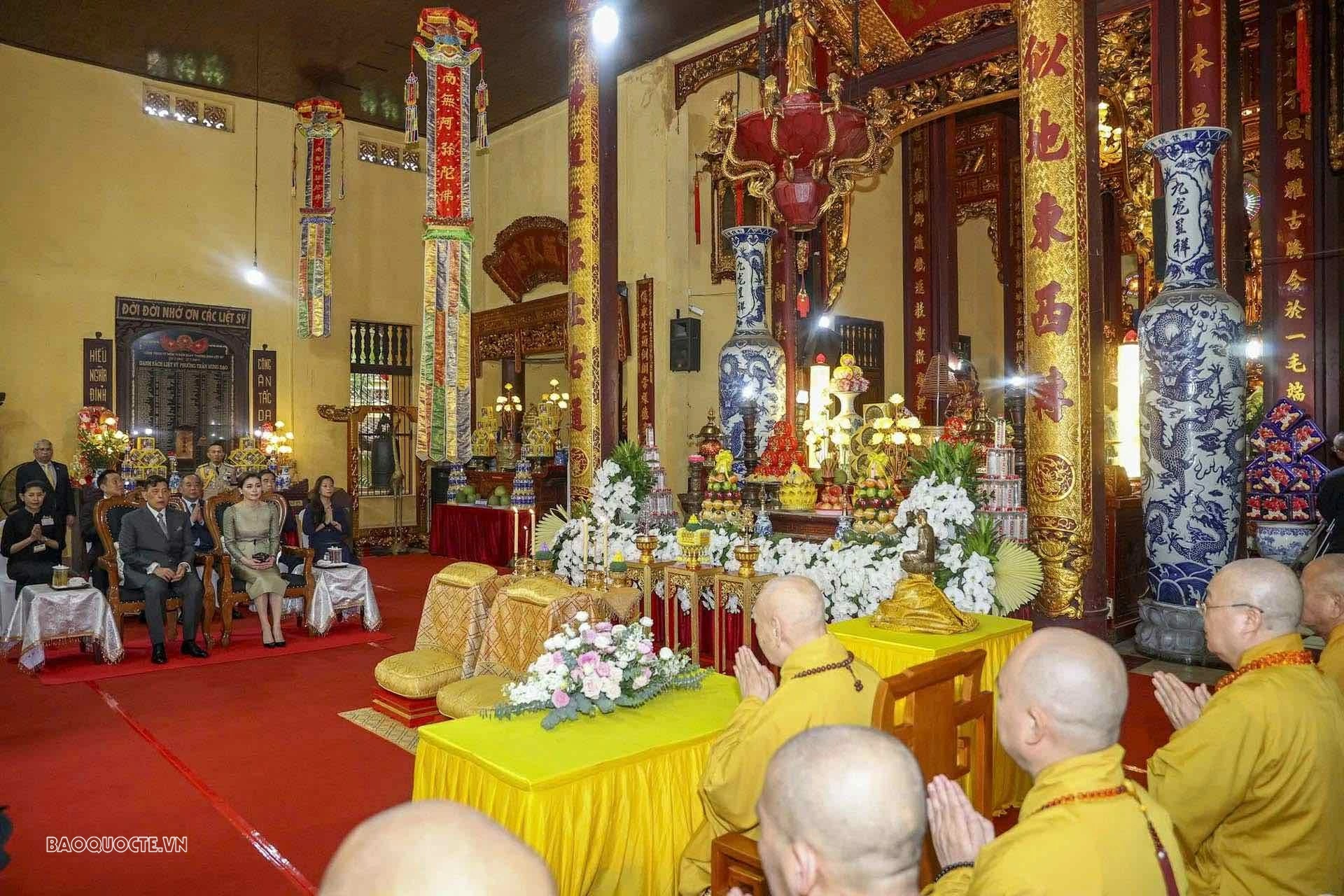 Nhà Vua Thái Lan Maha Vajiralongkorn và Hoàng hậu Suthida thăm chùa Quán Sứ