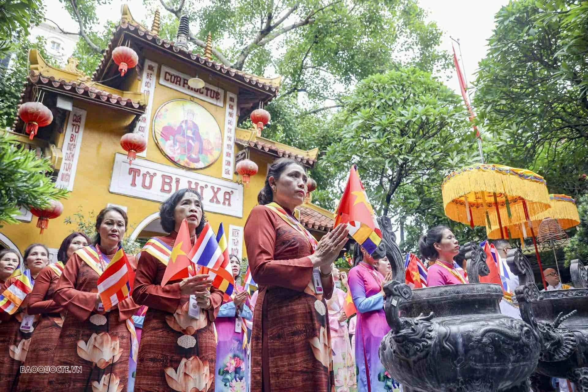 Nhà Vua Thái Lan Maha Vajiralongkorn và Hoàng hậu Suthida thăm chùa Quán Sứ
