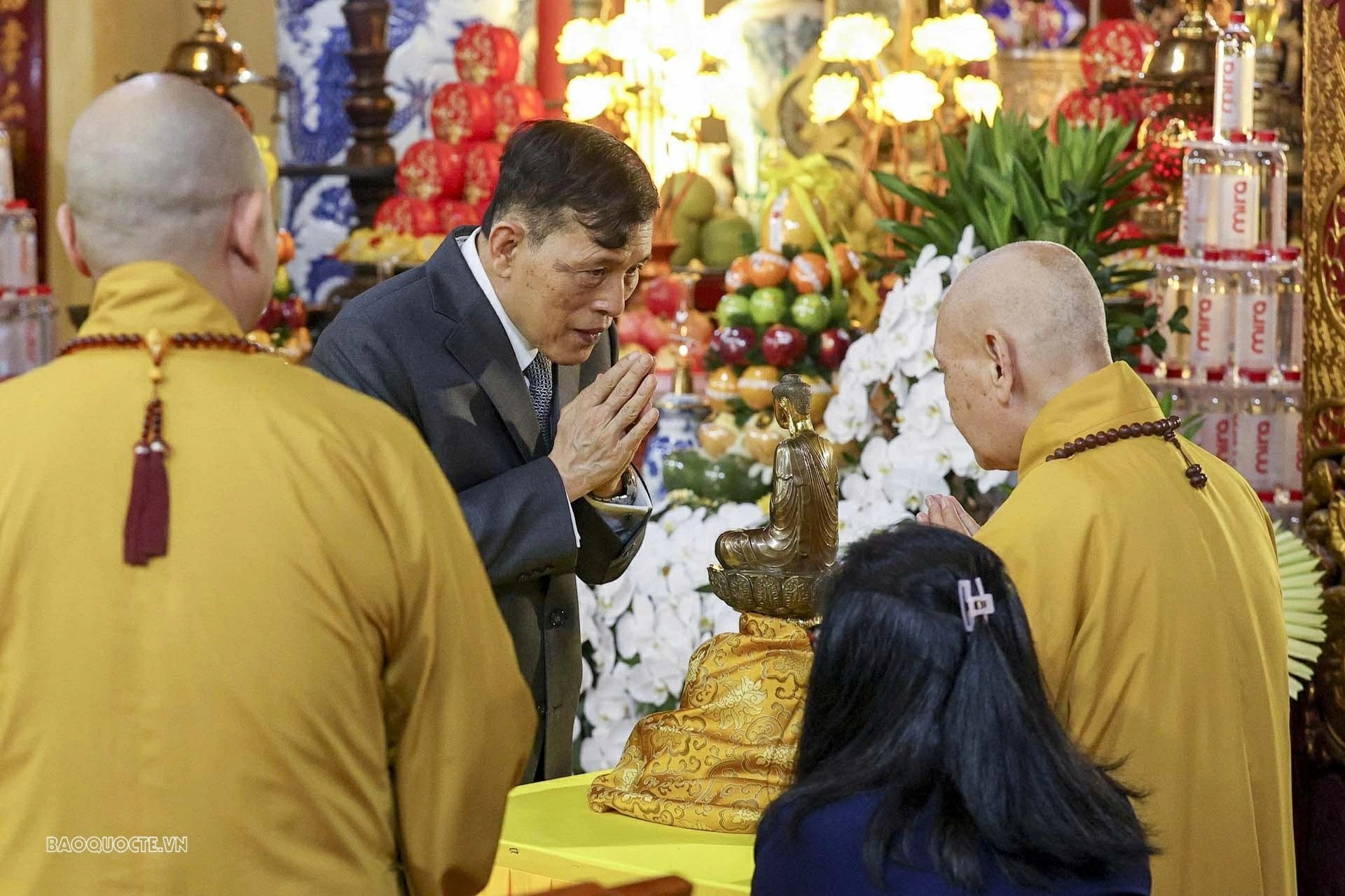 Nhà Vua Thái Lan Maha Vajiralongkorn và Hoàng hậu Suthida thăm chùa Quán Sứ