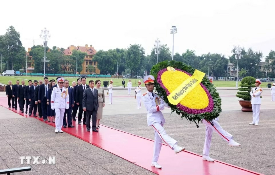 Nhà Vua Thái Lan Maha Vajiralongkorn và Hoàng hậu Suthida thăm chùa Quán Sứ
