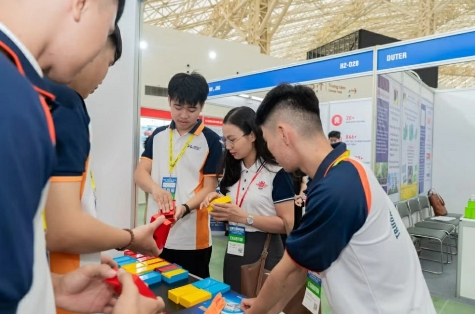 Đội thi giới thiệu sản phẩm tại khu vực trưng b&agrave;y. 