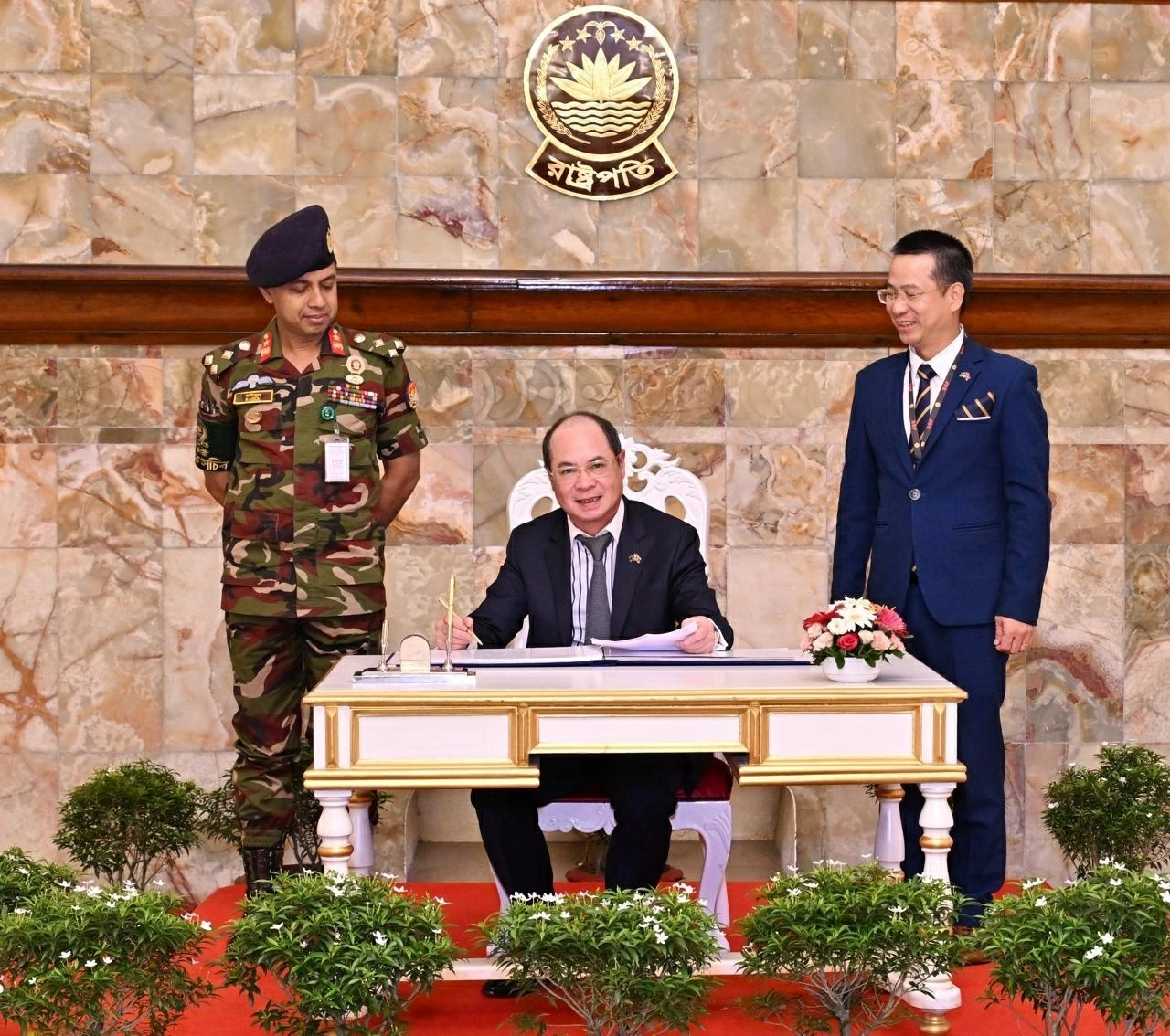 Đại sứ Nguyễn Mạnh Cường chào từ biệt Tổng thống Bangladesh Đại sứ Nguyễn Mạnh Cường chào từ biệt Tổng thống Bangladesh