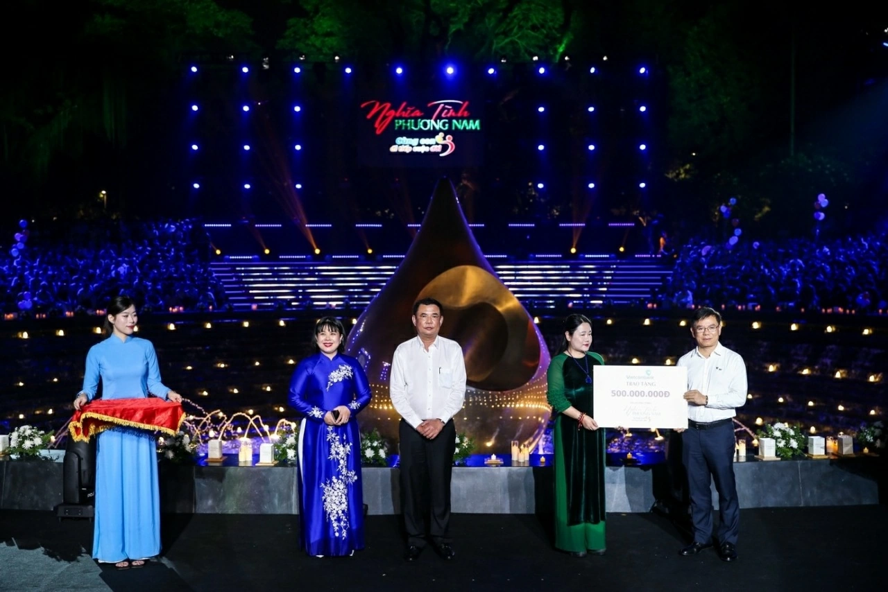Đại diện Ban Lãnh đạo Ngân hàng TMCP Ngoại thương Việt Nam tham dự và trao quà tại sự kiện. Đại diện Ban Lãnh đạo Ngân hàng TMCP Ngoại thương Việt Nam tham dự và trao quà tại sự kiện.