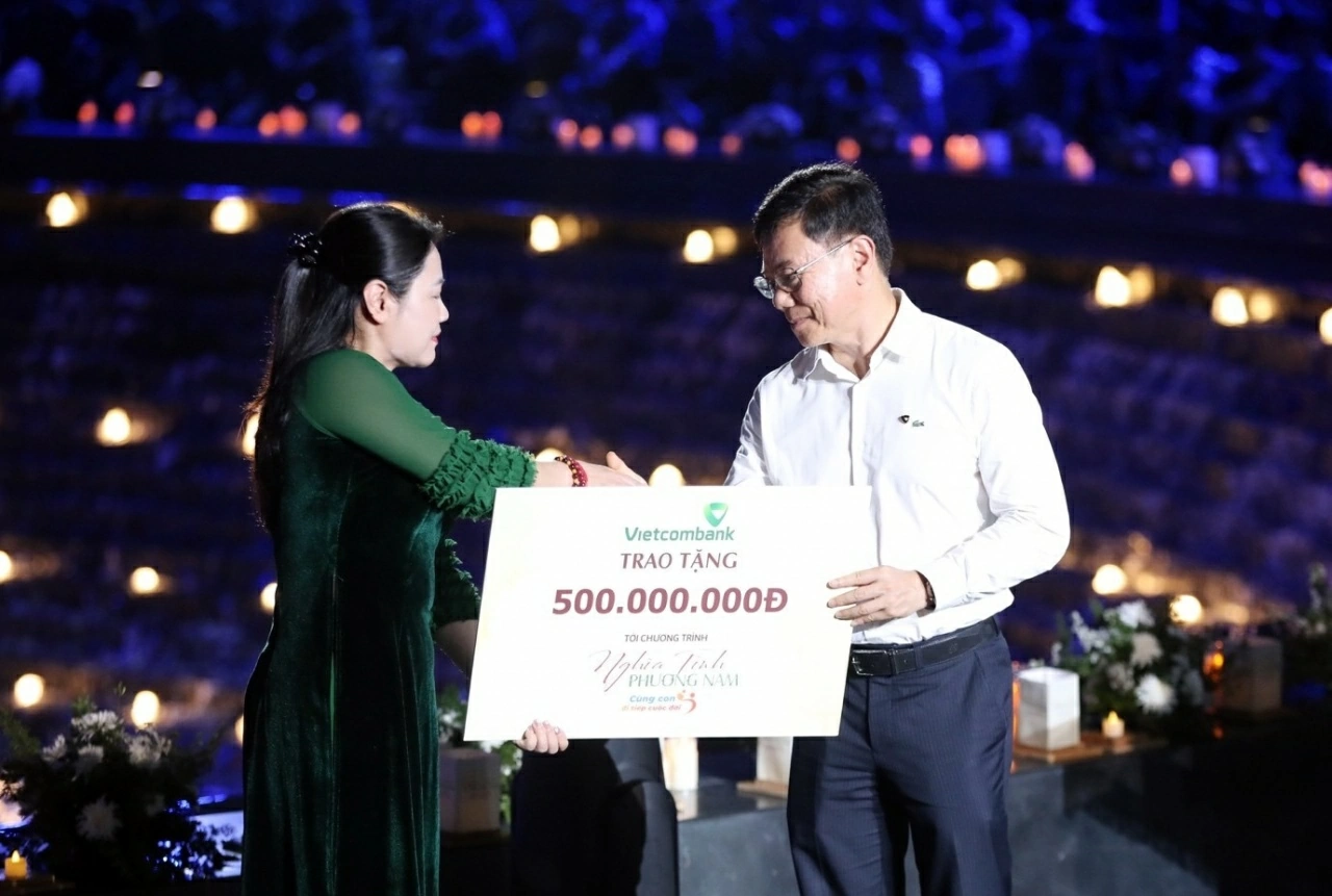 Đại diện Quỹ Tấm lòng Việt bắt tay cảm ơn ông Đặng Hoài Đức – Phó Tổng Giám đốc Vietcombank, đại diện cho Vietcombank trao tặng phần quà 500 triệu đồng của ngân hàng dành hỗ trợ các em nhỏ có hoàn cảnh khó khăn. Đại diện Quỹ Tấm lòng Việt bắt tay cảm ơn ông Đặng Hoài Đức – Phó Tổng Giám đốc Vietcombank, đại diện cho Vietcombank trao tặng phần quà 500 triệu đồng của ngân hàng dành hỗ trợ các em nhỏ có hoàn cảnh khó khăn.