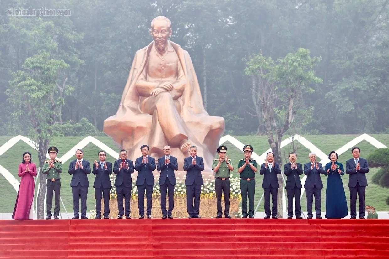 Tổng Bí thư, Chủ tịch nước Tô Lâm dự Lễ kỷ niệm 72 năm Ngày Bác Hồ về thăm Đền Hùng và khánh thành Tượng đài Bác Hồ với ngày hội non sông