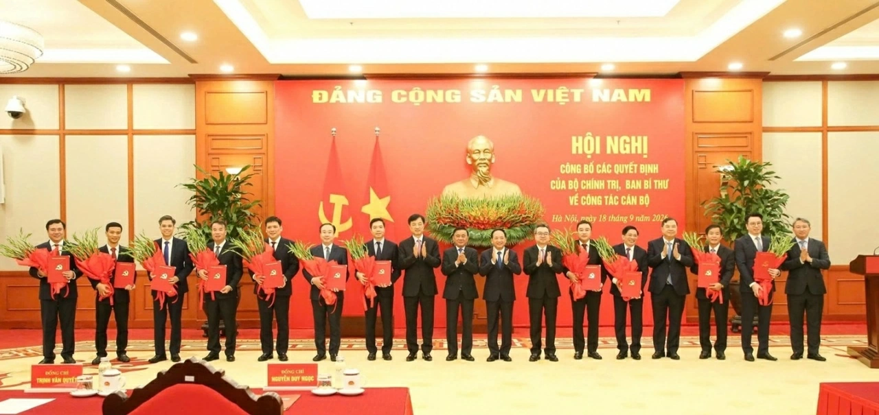 Bộ Chính trị, Ban Bí thư công bố 12 quyết định về công tác cán bộ