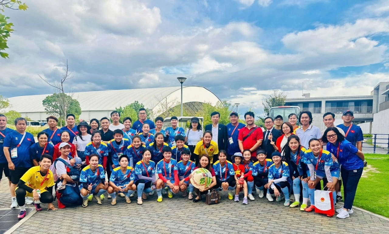 Tổng Lãnh sự quán Việt Nam tại Osaka và cộng đồng Kansai gặp mặt, động viên đội tuyển nữ Việt Nam