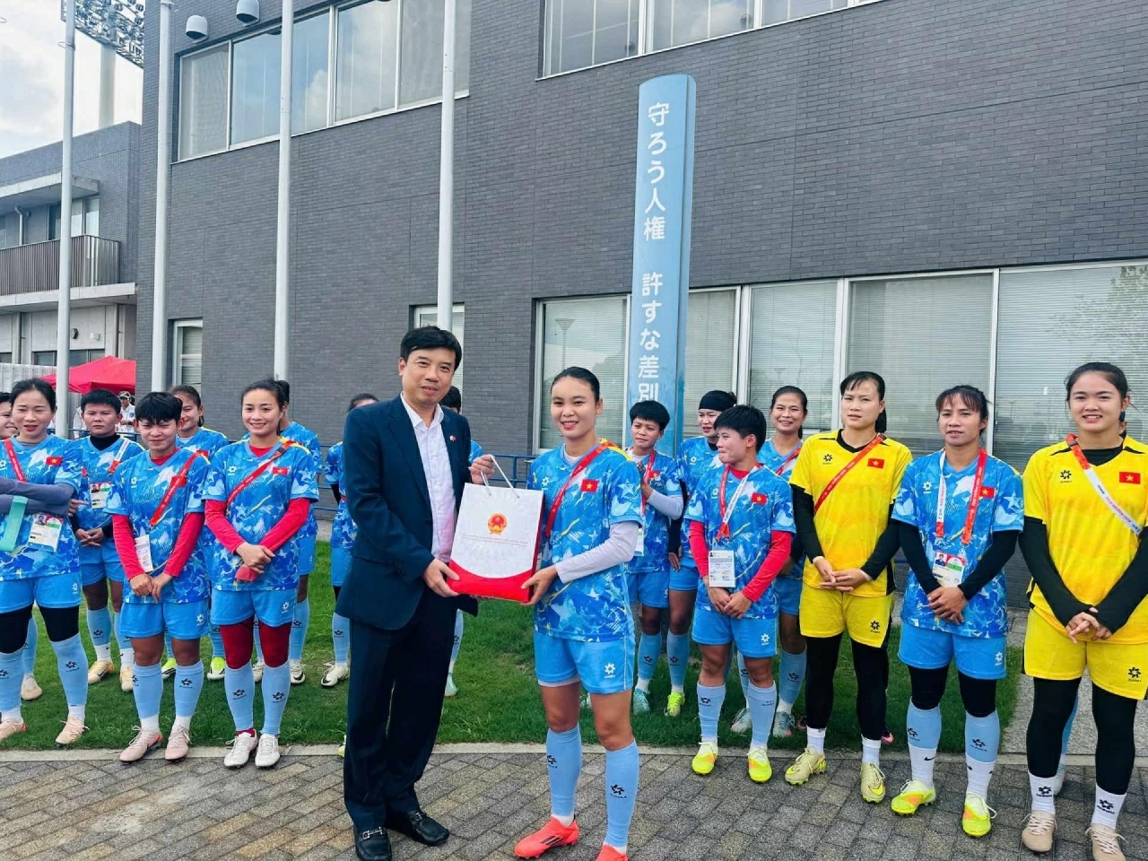 Tổng Lãnh sự quán Việt Nam tại Osaka và cộng đồng Kansai gặp mặt, động viên đội tuyển nữ Việt Nam