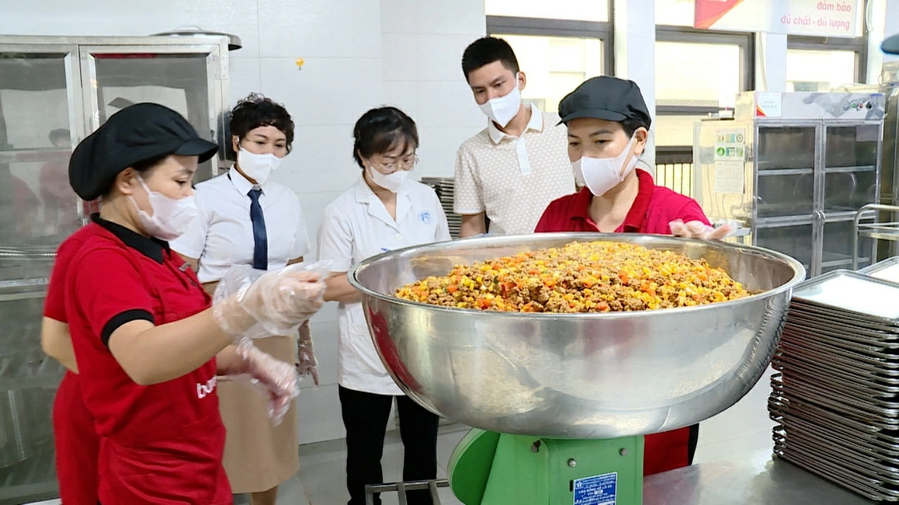 Hà Nội tiếp tục tăng cường kiểm tra, giám sát bữa ăn bán trú Hà Nội tiếp tục tăng cường kiểm tra, giám sát bữa ăn bán trú