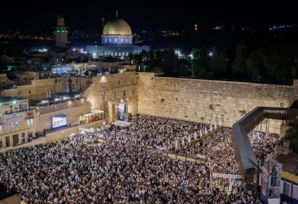 Thủ tướng Israel Benjamin Netanyahu cùng hàng nghìn người tập trung tại khu vực Bức tường phía Tây ở Đông Jerusalem trước thềm lễ Yom Kippur. (Nguồn: Ynet News)