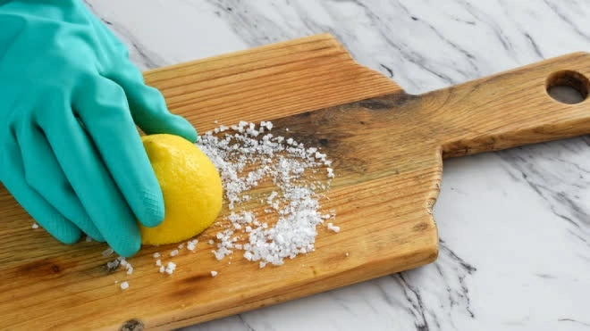 Thớt gỗ cần được vệ sinh và làm khô đúng cách sau mỗi lần sử dụng để hạn chế mùi hôi và ẩm mốc. (Nguồn: Tasting Table)
