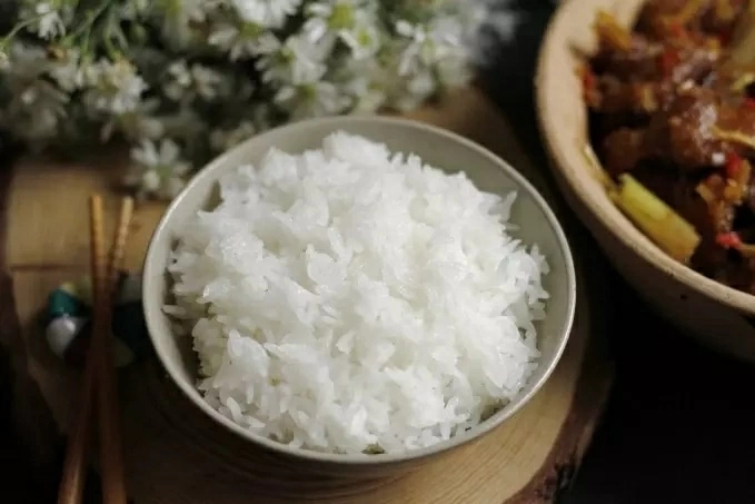 Ăn cơm trắng tác động thế nào đến đường huyết người cao tuổi?