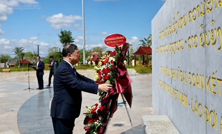 Phó Thủ tướng Thường trực Phạm Gia Túc thăm các công trình, dự án hợp tác hữu nghị Việt Nam - Lào Phó Thủ tướng Thường trực Phạm Gia Túc thăm các công trình, dự án hợp tác hữu nghị Việt Nam - Lào