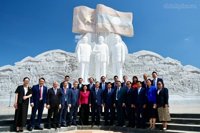 Phó Thủ tướng Thường trực Phạm Gia Túc thăm các công trình, dự án hợp tác hữu nghị Việt Nam - Lào Phó Thủ tướng Thường trực Phạm Gia Túc thăm các công trình, dự án hợp tác hữu nghị Việt Nam - Lào