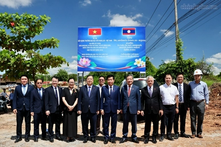 Phó Thủ tướng Thường trực Phạm Gia Túc thăm các công trình, dự án hợp tác hữu nghị Việt Nam - Lào Phó Thủ tướng Thường trực Phạm Gia Túc thăm các công trình, dự án hợp tác hữu nghị Việt Nam - Lào