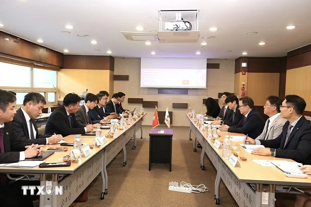 Đồng chí PGS, TS. Đoàn Minh Huấn, Uỷ viên Bộ Chính trị, Giám đốc Học viện Chính trị quốc gia Hồ Chí Minh thăm và làm việc tại Hàn Quốc
