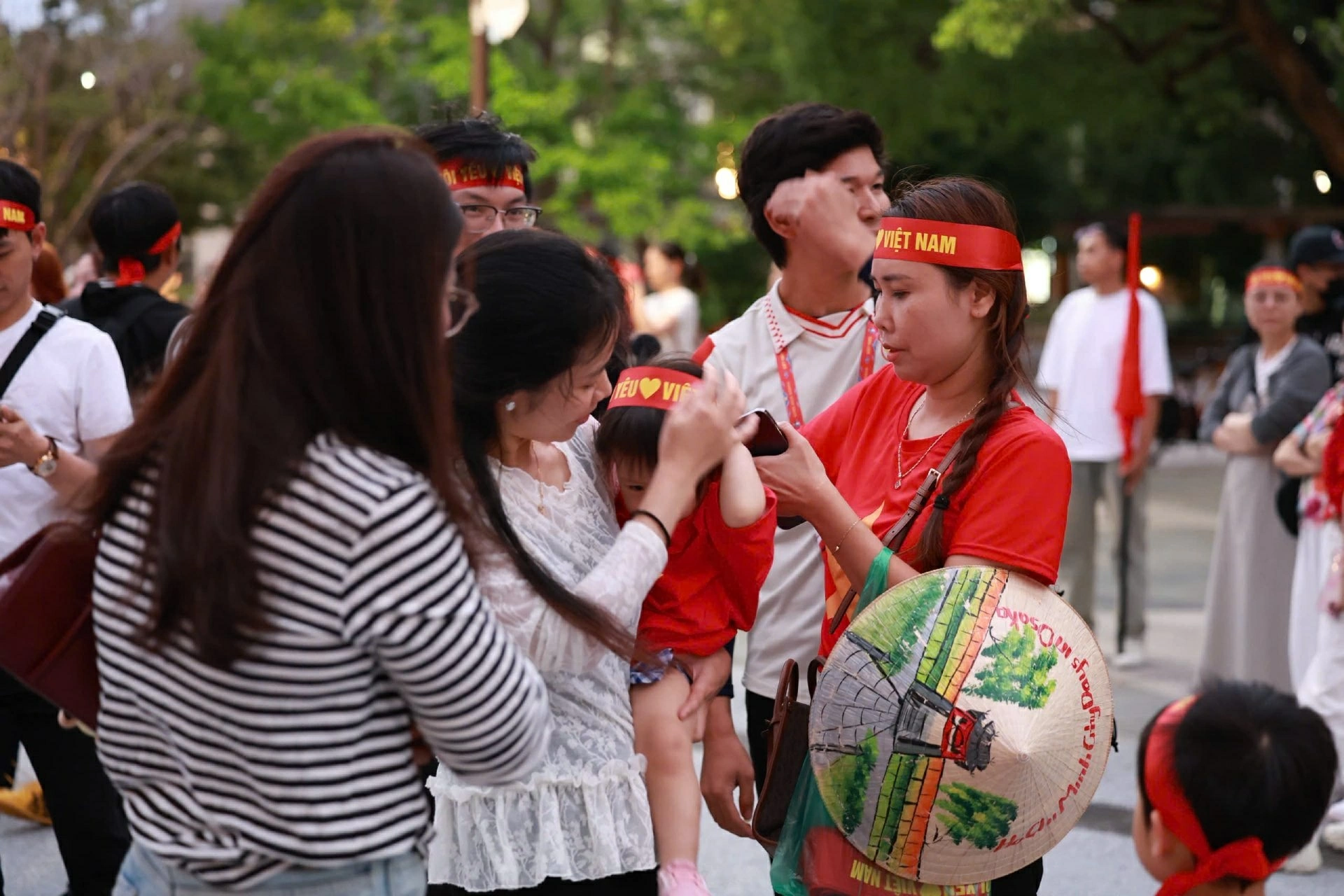 Cộng đồng người Việt tại Kansai phủ kín cờ đỏ sao vàng cổ vũ đội tuyển nữ Việt Nam