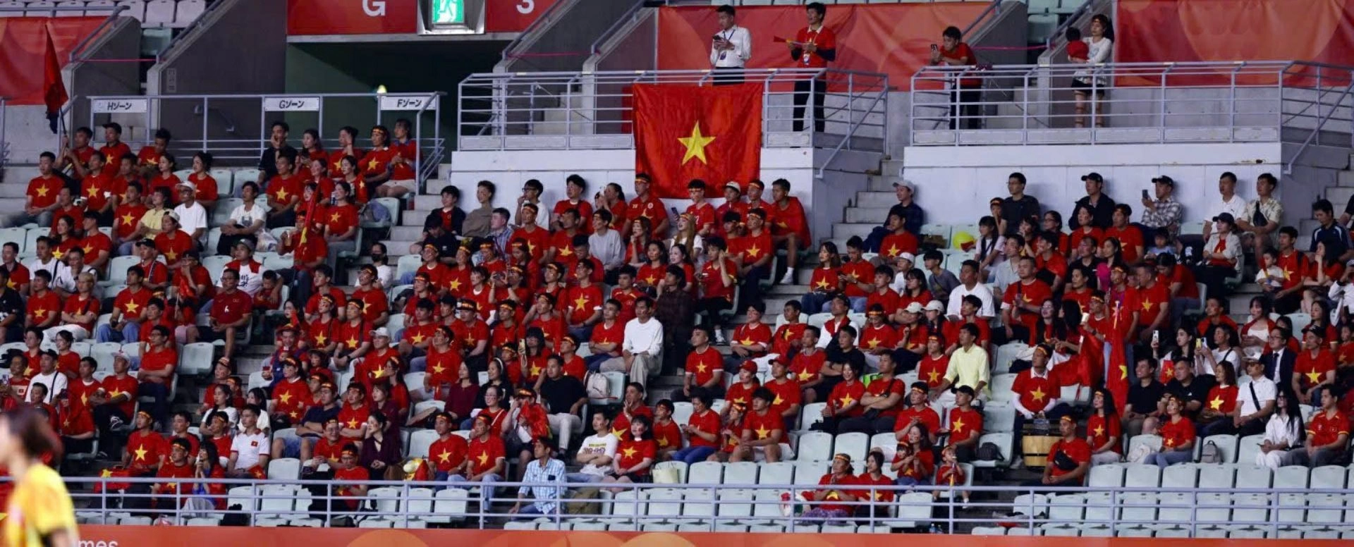 Cộng đồng người Việt tại Kansai phủ kín cờ đỏ sao vàng cổ vũ đội tuyển nữ Việt Nam