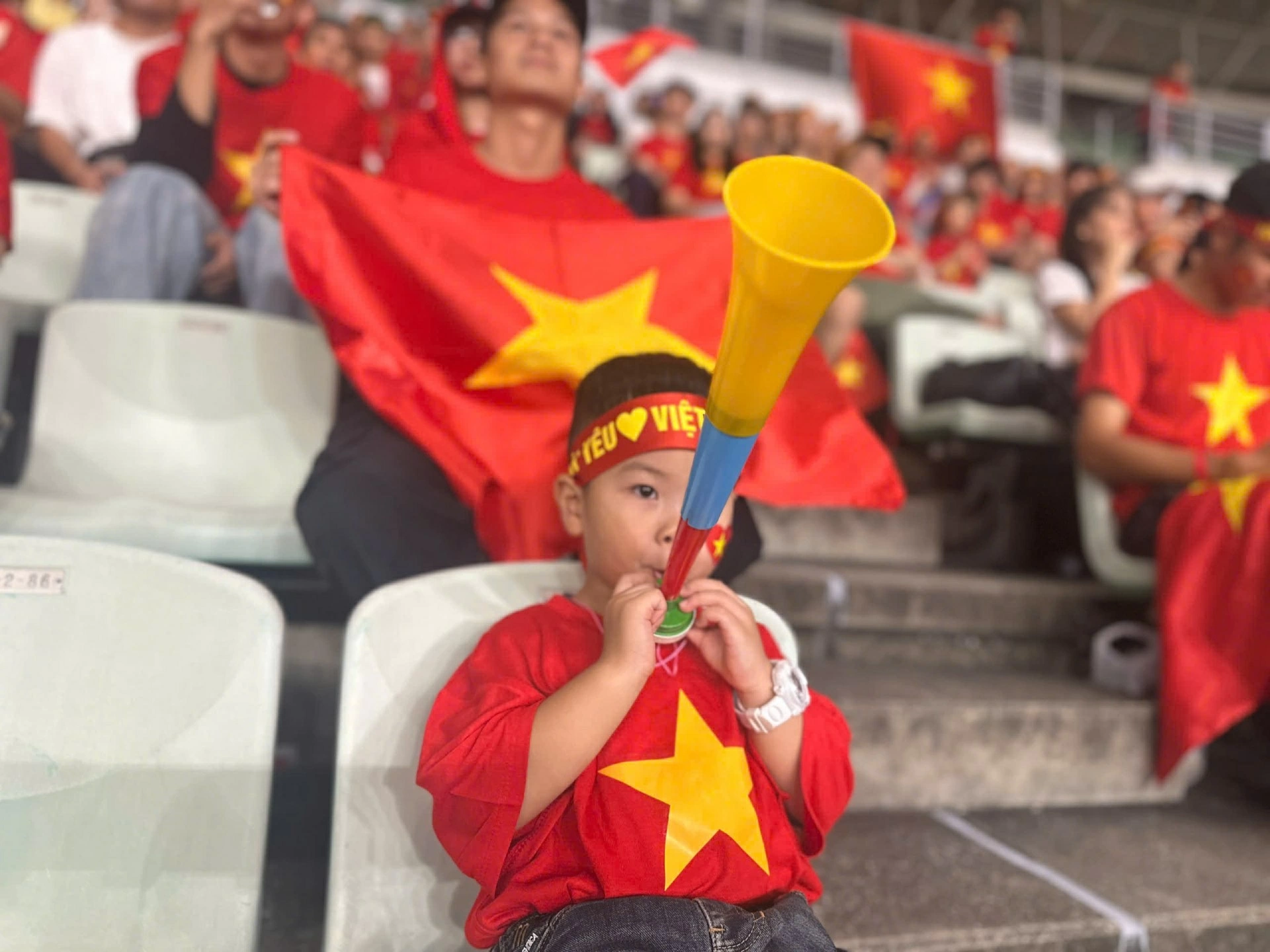 Cộng đồng người Việt tại Kansai phủ kín cờ đỏ sao vàng cổ vũ đội tuyển nữ Việt Nam Cộng đồng người Việt tại Kansai phủ kín cờ đỏ sao vàng cổ vũ đội tuyển nữ Việt Nam