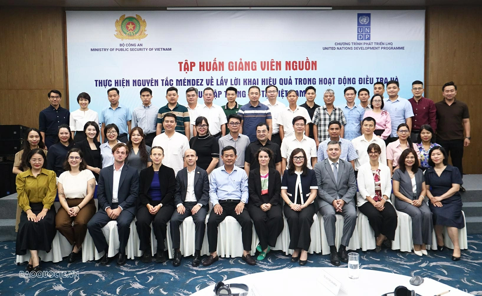 Các địa biểu chụp ảnh chung. (Ảnh: Thành Long)