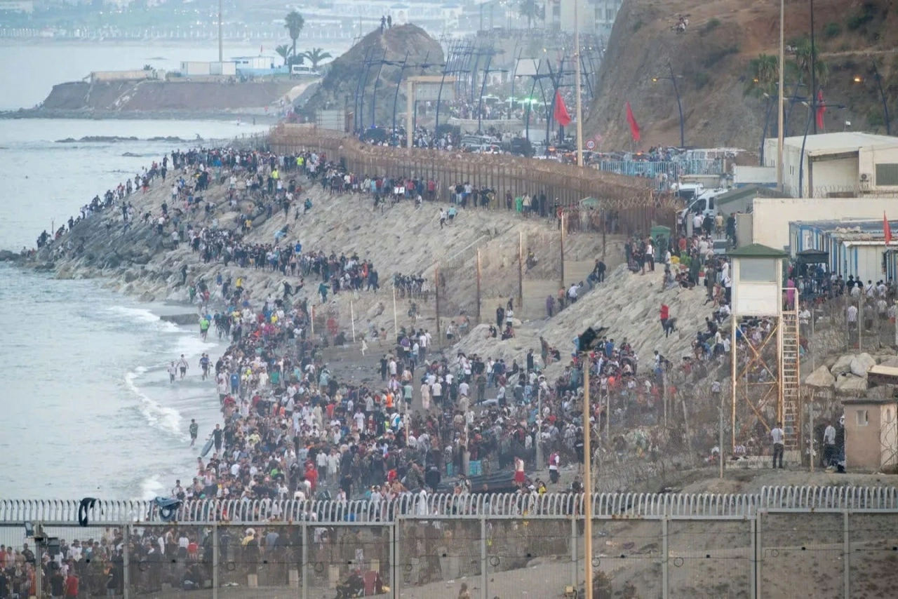 Người di cư trở về Morocco từ vùng lãnh thổ Ceuta của Tây Ban Nha. (Nguồn: Euronews) Người di cư trở về Morocco từ vùng lãnh thổ Ceuta của Tây Ban Nha. (Nguồn: Euronews)