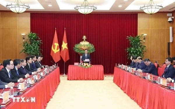 Đồng chí Trần Cẩm Tú, Ủy viên Bộ Chính trị, Thường trực Ban Bí thư tiếp Đoàn cán bộ cấp cao Đảng Nhân dân Cách mạng Lào