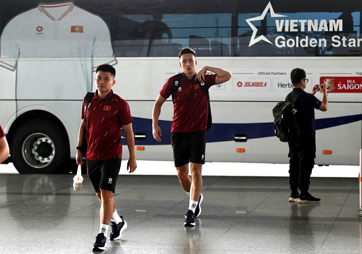 Sau buổi tập duy nhất tại Hà Nội, sáng sớm nay (23/9), tuyển Việt Nam di chuyển lên sân bay Nội Bài (Hà Nội) để bay sang Indonesia, chuẩn bị bước vào chiến dịch ASEAN Cup 2026. (Ảnh: Phan Ích) Sau buổi tập duy nhất tại Hà Nội, sáng sớm nay (23/9), tuyển Việt Nam di chuyển lên sân bay Nội Bài (Hà Nội) để bay sang Indonesia, chuẩn bị bước vào chiến dịch ASEAN Cup 2026. (Ảnh: Phan Ích)