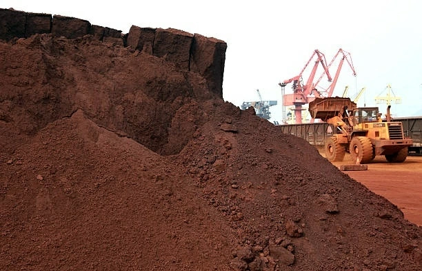 Máy xúc chuyển đất chứa khoáng sản đất hiếm tại một cảng ở Liên Vân Cảng, tỉnh Giang Tô, Trung Quốc, trước khi được xuất khẩu sang Nhật Bản. (Nguồn: Getty Images)