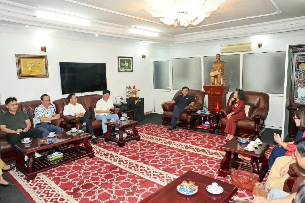 Thứ trưởng Bộ Nông nghiệp và Môi trường Nguyễn Hoàng Hiệp thăm và làm việc với Đại sứ quán Việt Nam Tanzania