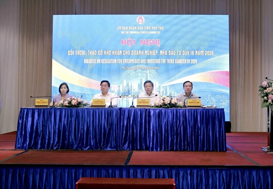 Chủ tịch UBND tỉnh Trần Duy Đông cùng các Phó Chủ tịch UBND tỉnh chủ trì hội nghị. (Ảnh: H. Dương) Chủ tịch UBND tỉnh Trần Duy Đông cùng các Phó Chủ tịch UBND tỉnh chủ trì hội nghị. (Ảnh: H. Dương)