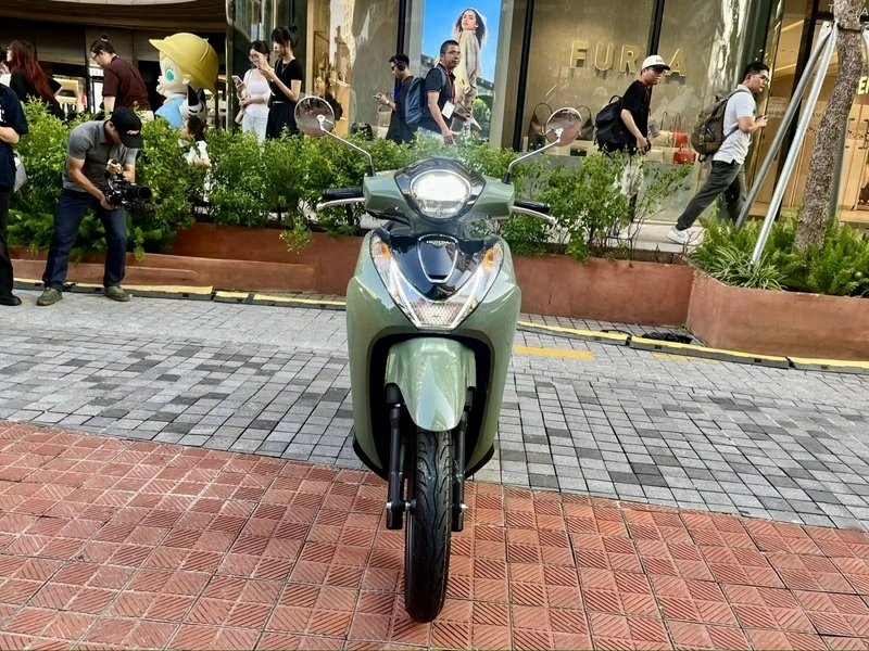 Thay đổi dễ nhận thấy nhất trên SH Mode 2027 nằm ở cụm đèn phía trước. Thay đổi dễ nhận thấy nhất trên SH Mode 2027 nằm ở cụm đèn phía trước.