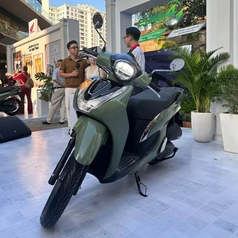 So với phiên bản trước, Honda SH Mode 2027 vẫn giữ phong cách thanh lịch quen thuộc nhưng được làm mới ở nhiều chi tiết. So với phiên bản trước, Honda SH Mode 2027 vẫn giữ phong cách thanh lịch quen thuộc nhưng được làm mới ở nhiều chi tiết.